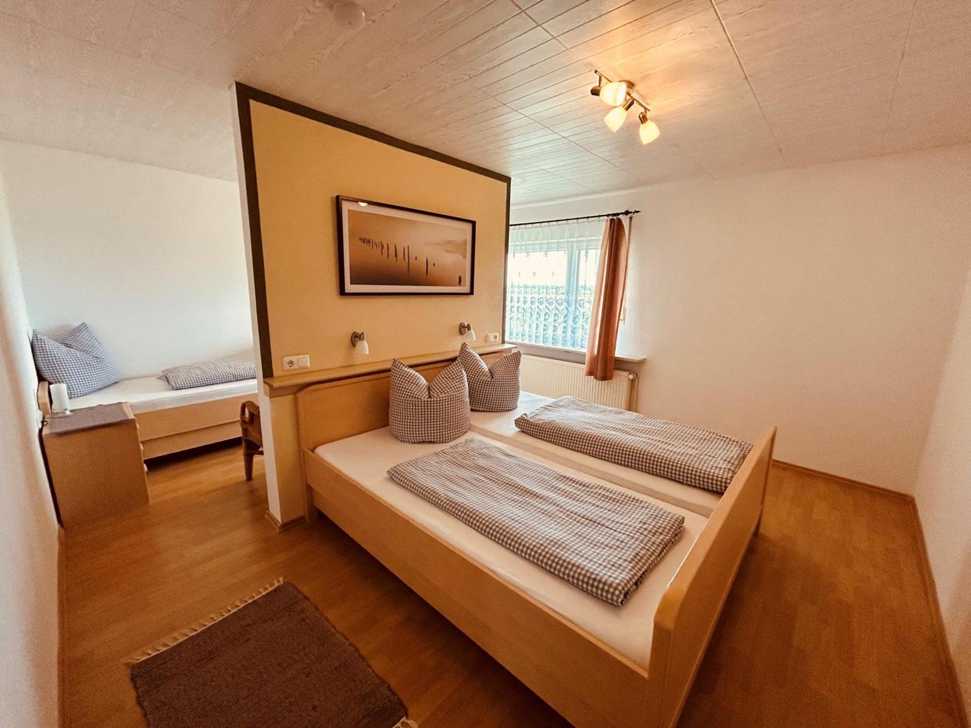 Pension Zum Krug, Messe Muenchen Hergolding Ruang foto